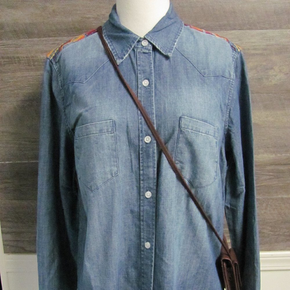 STETSON  WOMENS DENIM SHIRT WITH  SERAPE DESIGN ON THE CUFFS - Picture 2 of 11